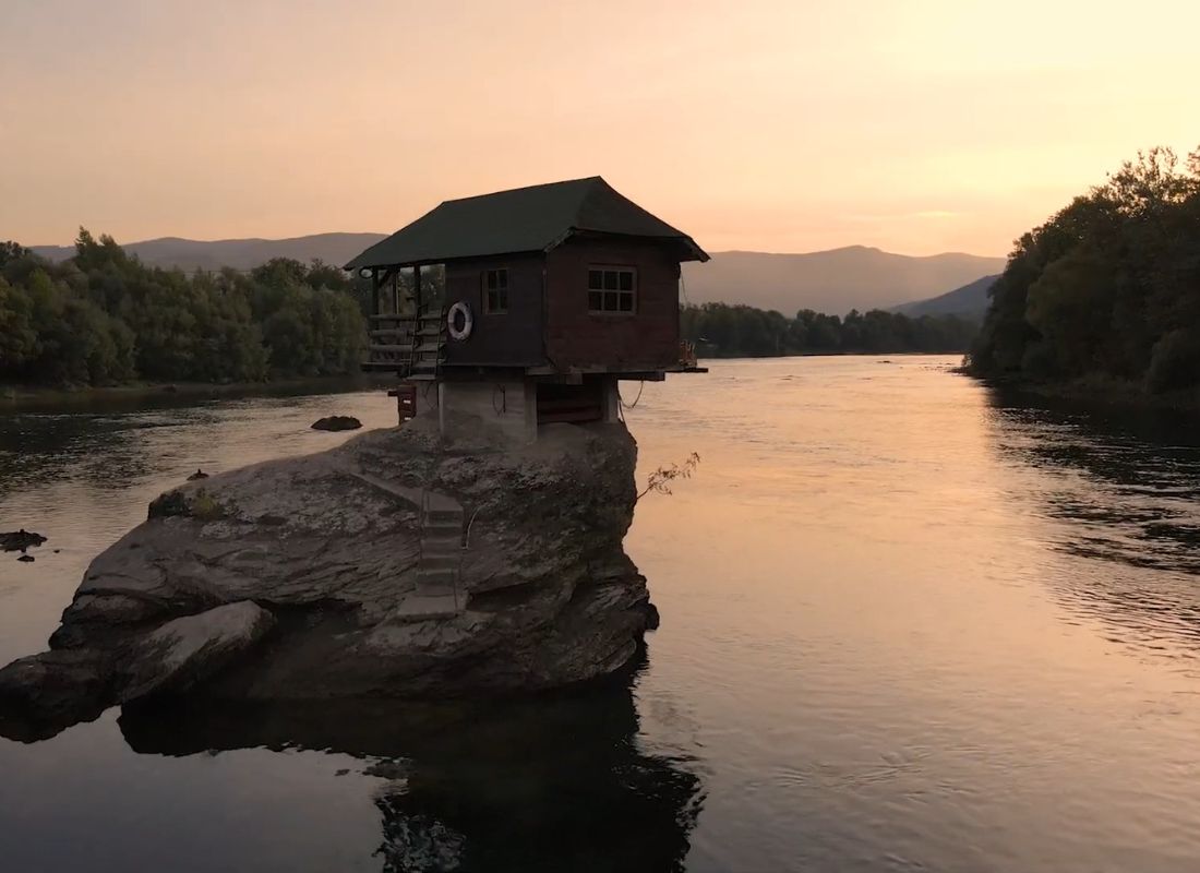 prikaz kućice na drini kod bajine bašte